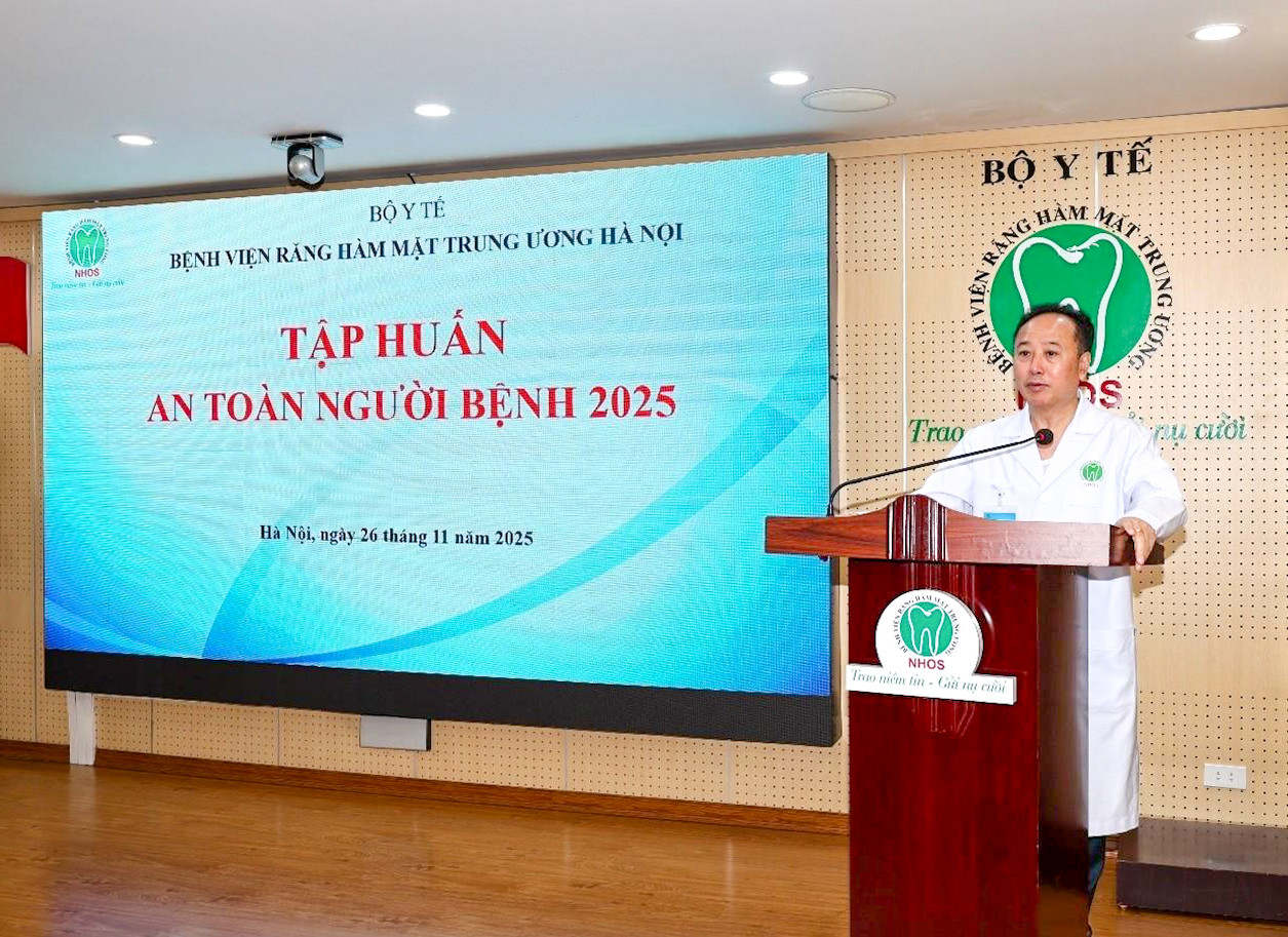 PGS.TS. Trần Cao Bính - Bí thư Đảng ủy, Giám đốc Bệnh viện, Chủ tịch hội Răng Hàm Mặt Việt Nam phát Biểu khai mạc và chỉ đạo tập huấn